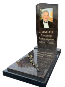 Памятник из коричневого гранита в КРЫМСКЕ с цветным портретам