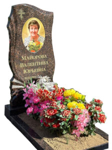Памятник из коричневого гранита для женщины
